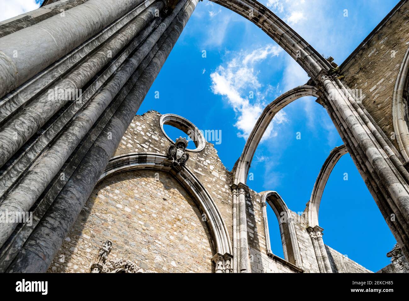 Portugal, Lisbonne, ciel vu à travers les ruines du couvent de Carmo Banque D'Images