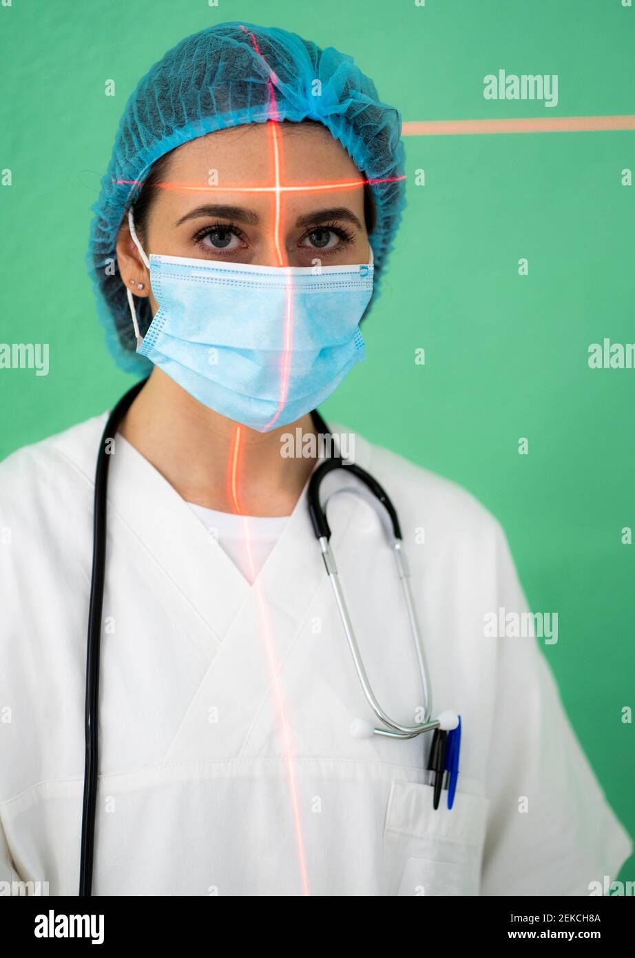 Femme médecin avec capuchon chirurgical en studio Banque D'Images