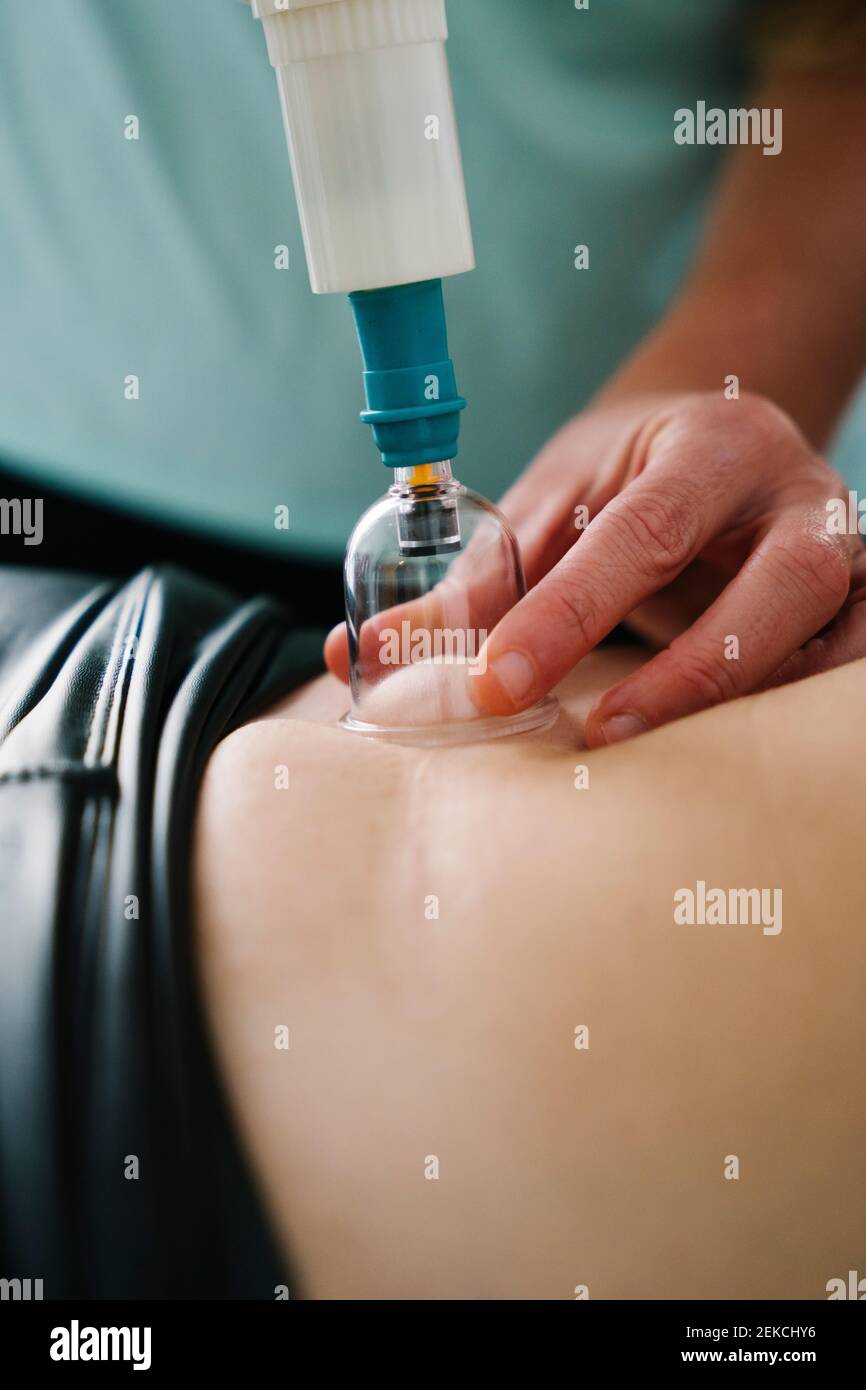 Midwife aspirant sur l'abdomen du patient Banque D'Images