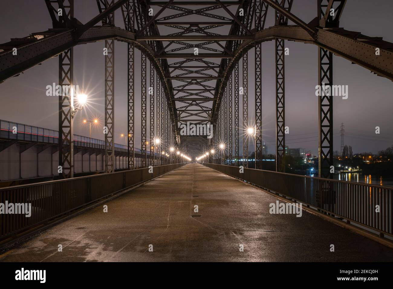 Allemagne, Hambourg, perspective décroissante du pont Alte Harburger Elbbrucke la nuit Banque D'Images