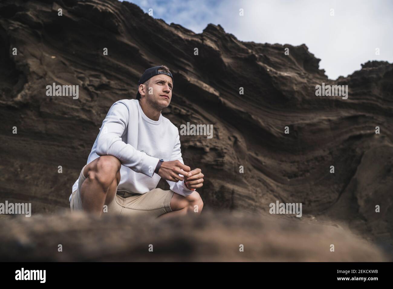 Jeune touriste mâle regardant la vue à El golfo pendant les vacances, Lanzarote, Espagne Banque D'Images