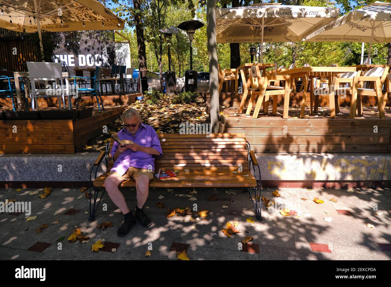 Bucarest, Roumanie - 5 septembre 2020. Terrasse 'The Dock' sur les rives de la rivière Dambovita à Bucarest, capitale de la Roumanie. Banque D'Images