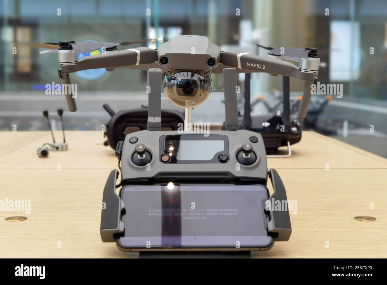 Des appareils, y compris des véhicules aériens sans pilote, sont exposés dans le nouveau magasin phare DJI, qui est le premier du genre dans le nord de la Chine établi par Shenzhen DJI Sciences and technologies Ltd., Beijing, Chine, 8 août 2020. Banque D'Images