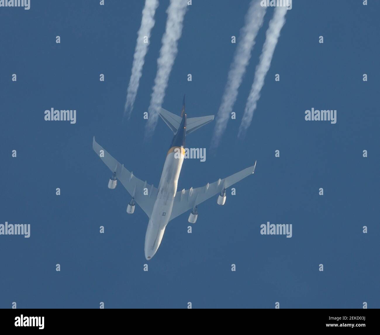 Londres, Royaume-Uni. 23 février 2021. Le Jumbo Jet peut être mort en tant qu'avion passager, mais il s'avère qu'il s'agit d'avions de fret populaires. Un flux régulier de Boeing 747 traverse aujourd'hui Londres à 35 000 pieds par temps clair, depuis divers endroits aux États-Unis vers des aéroports en Europe. Cette image d'un Boeing 747 UPS de Louisville Kentucky à Cologne à 35 000 pieds, prise avec un Nikon Z7 et un téléobjectif 700 mm directement en dessous. Crédit : Malcolm Park/Alay Live News. Banque D'Images