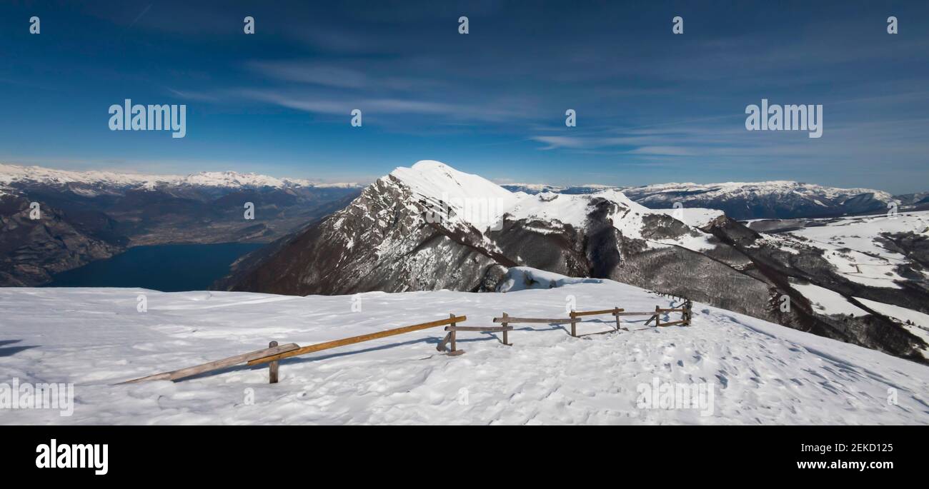 Vue panoramique sur la neige de la chaîne. Le mont Baldo est haut de 2,218 m avec la Cima Valdritta, à côté du lac de Garde. Les autres sommets du mont Baldo sont Monte Alti Banque D'Images