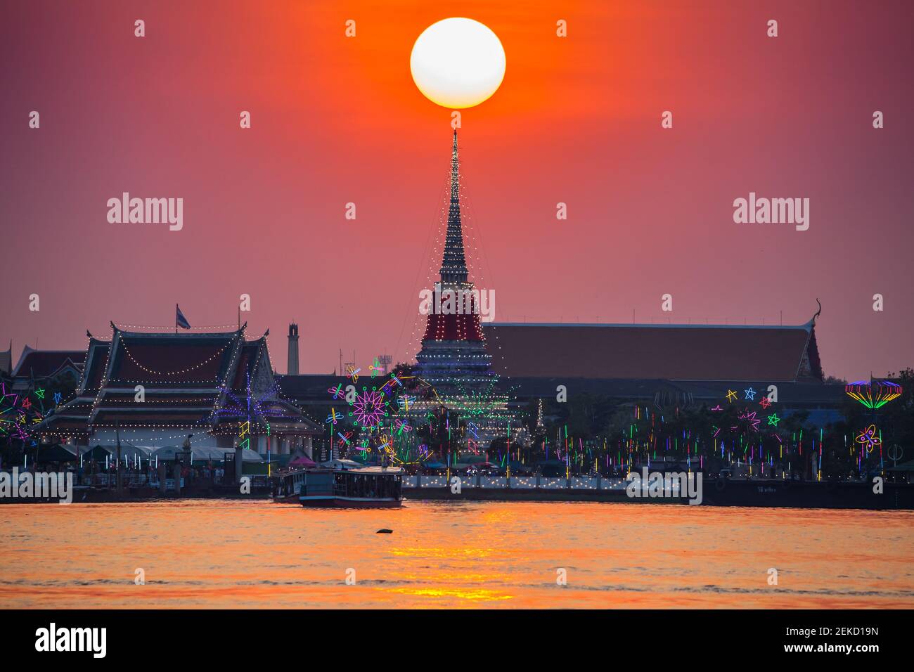 Temple sous le coucher du soleil coloré se reflète sur la rivière Banque D'Images