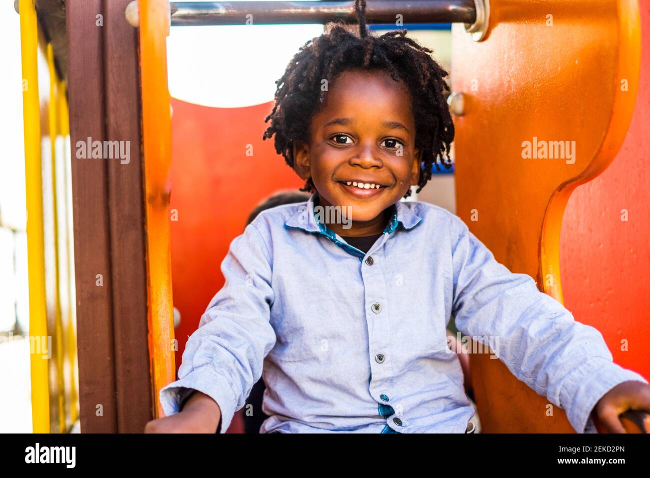 Portrait du sourire heureux jeune enfant noir Profitez de la capuche de jeu  parc en plein air activités de loisirs - enfants afro-américains avec  ethnich cheveux modernes - joie ch Photo Stock -
