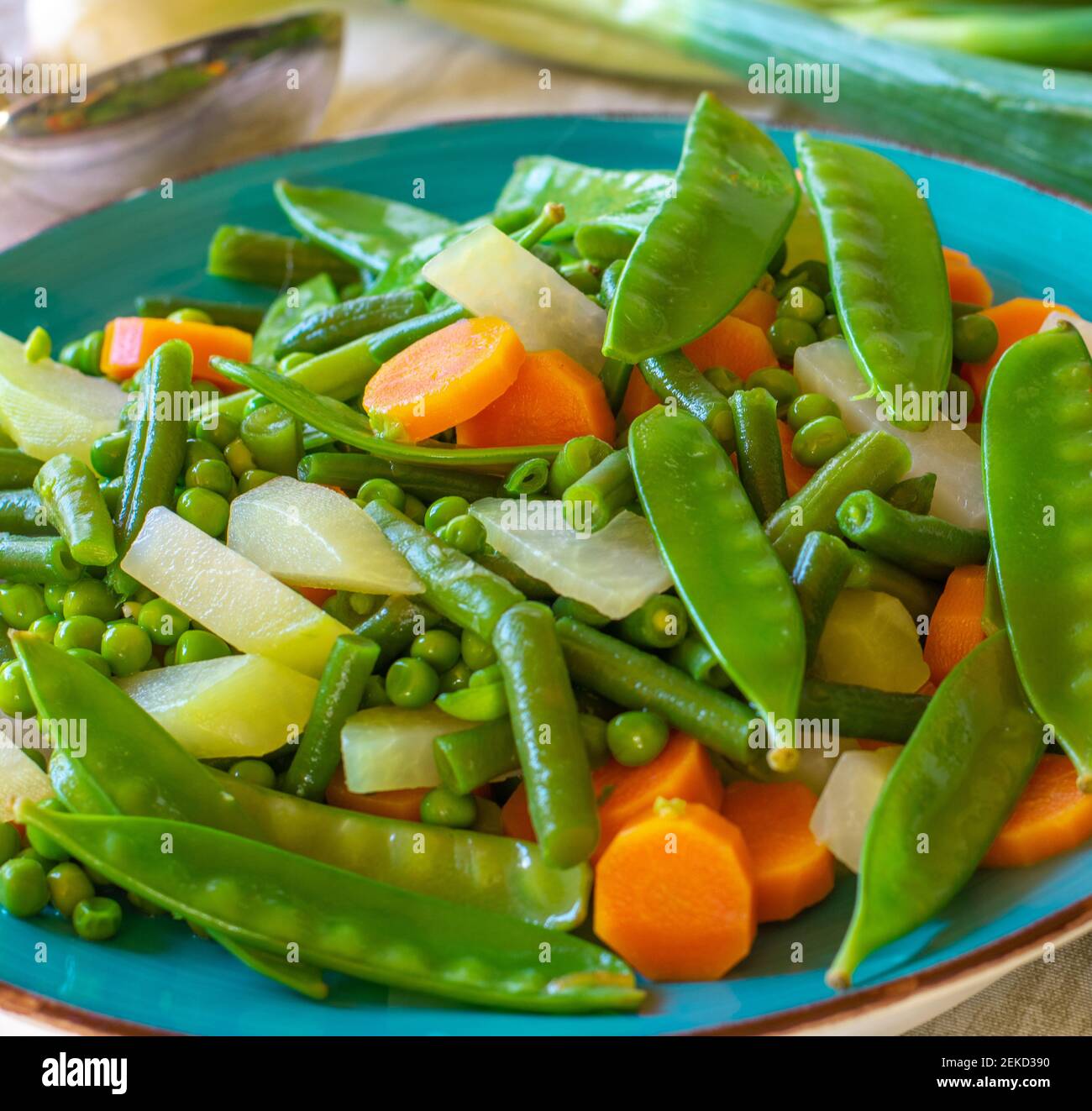 légumes de printemps frais cuits sur une assiette Banque D'Images
