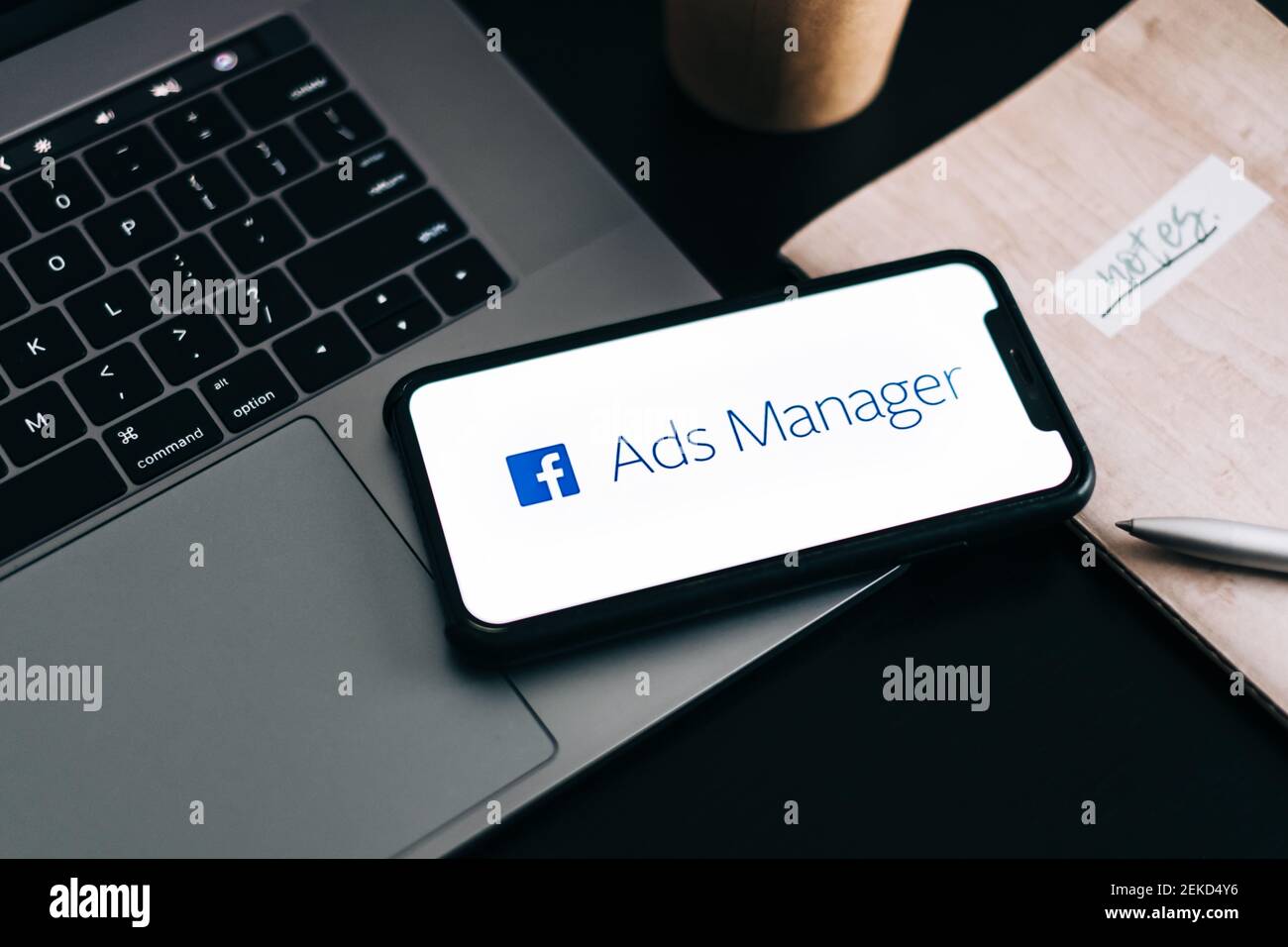 Logo Facebook ADS sur l'écran du smartphone. Banque D'Images