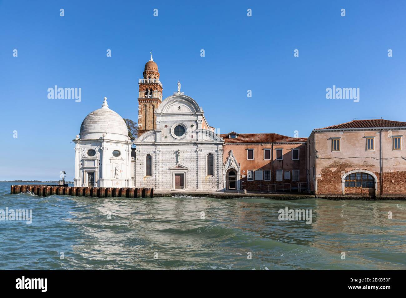 La Chiesa di San Michele sur Isola di San Michele était l'un des premiers bâtiments de la Renaissance à Venise. Il abrite maintenant le cimetière principal. Venise, Italie Banque D'Images