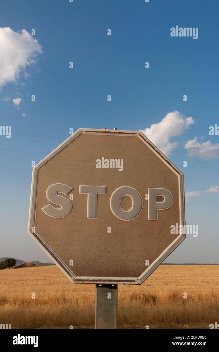 Le vieux panneau stop a disparu par le soleil sur une route Dans le sud de l'Espagne Banque D'Images