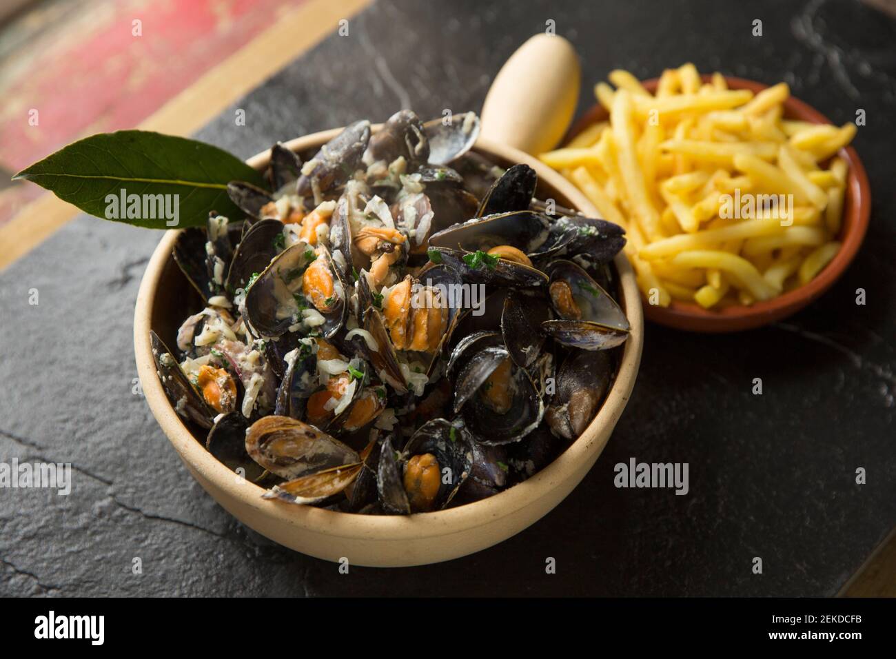 Moules écossais de corde achetées dans un supermarché Waitrose qui ont été cuites et aromatisées au beurre, au poivre, à la crème, aux feuilles de Laurier, au thym, unio Banque D'Images