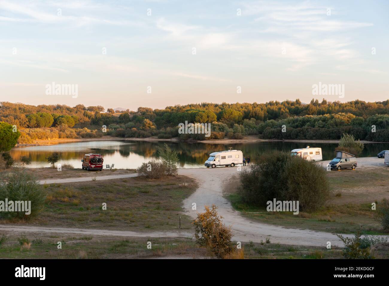 Camping-cars et camping-cars vivant van LIFE social distancer sur un paysage calme par le barrage de NISA à Alentejo, Portugal au coucher du soleil Banque D'Images
