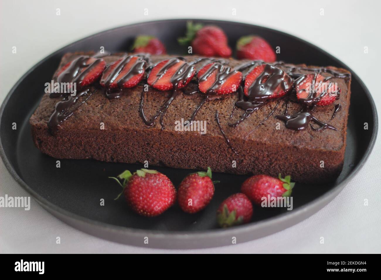 Gateau Au Chocolat Au Millet Un Gateau Au Chocolat Maison Et Sain Fait Avec De La Farine De Millet Au Lieu De Farine Tout Usage Decore D Un Genereux Photo Stock Alamy