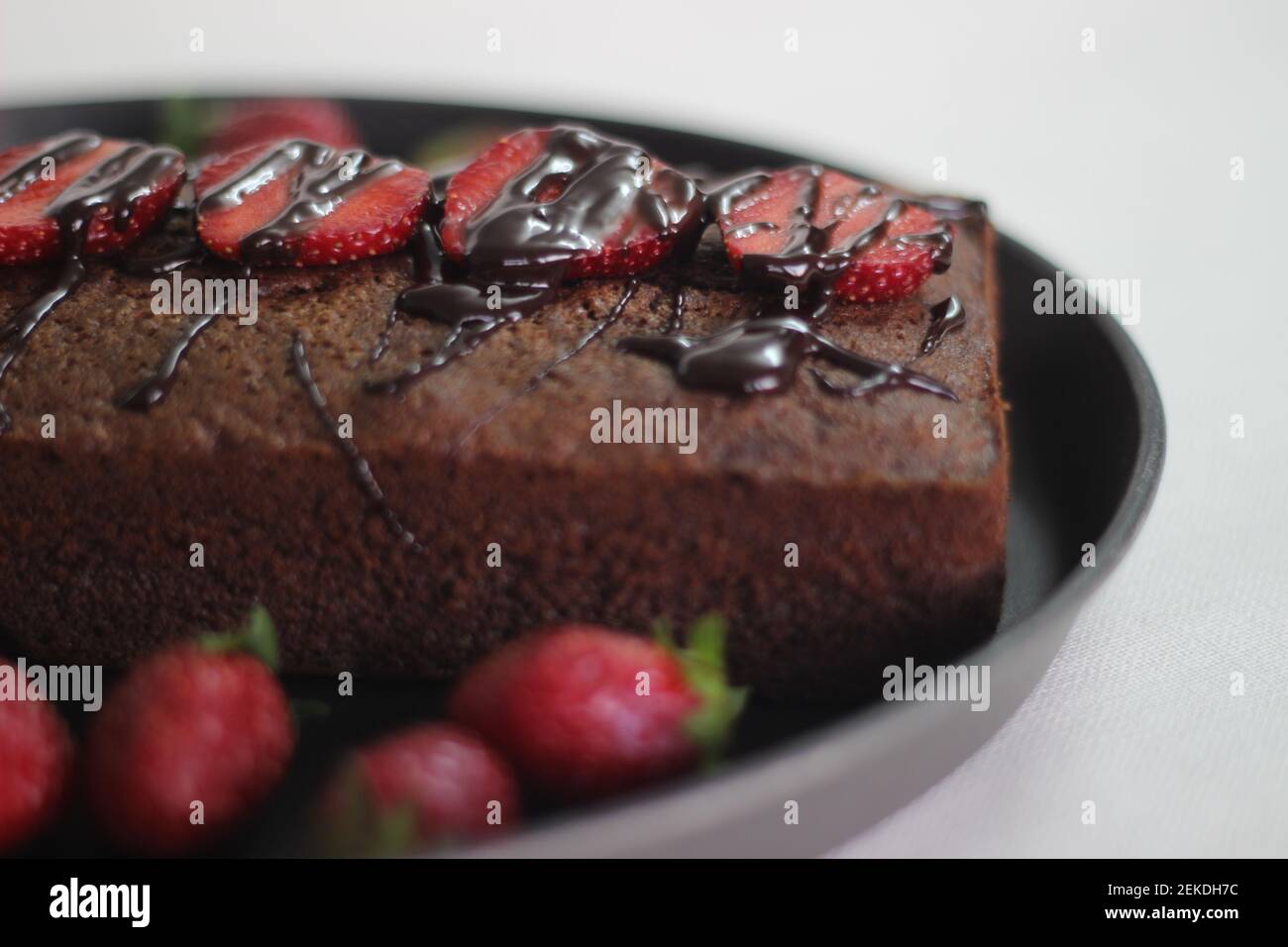 Gateau Au Chocolat Au Millet Un Gateau Au Chocolat Maison Et Sain Fait Avec De La Farine De Millet Au Lieu De Farine Tout Usage Decore D Un Genereux Photo Stock Alamy