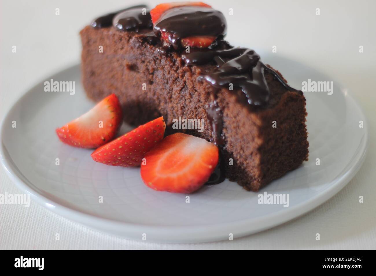 Gateau Au Chocolat Au Millet Un Gateau Au Chocolat Maison Et Sain Fait Avec De La Farine De Millet Au Lieu De Farine Tout Usage Decore D Un Genereux Photo Stock Alamy