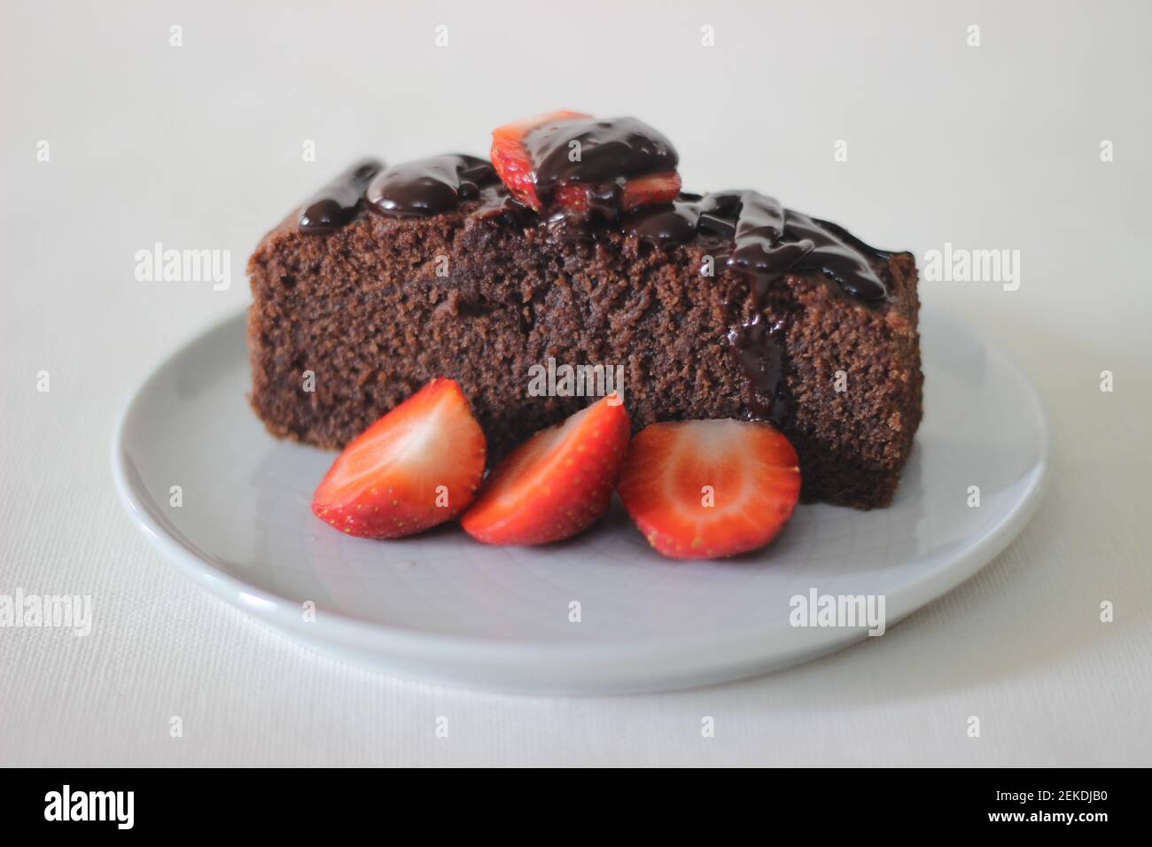 Gateau Au Chocolat Au Millet Un Gateau Au Chocolat Maison Et Sain Fait Avec De La Farine De Millet Au Lieu De Farine Tout Usage Decore D Un Genereux Photo Stock Alamy