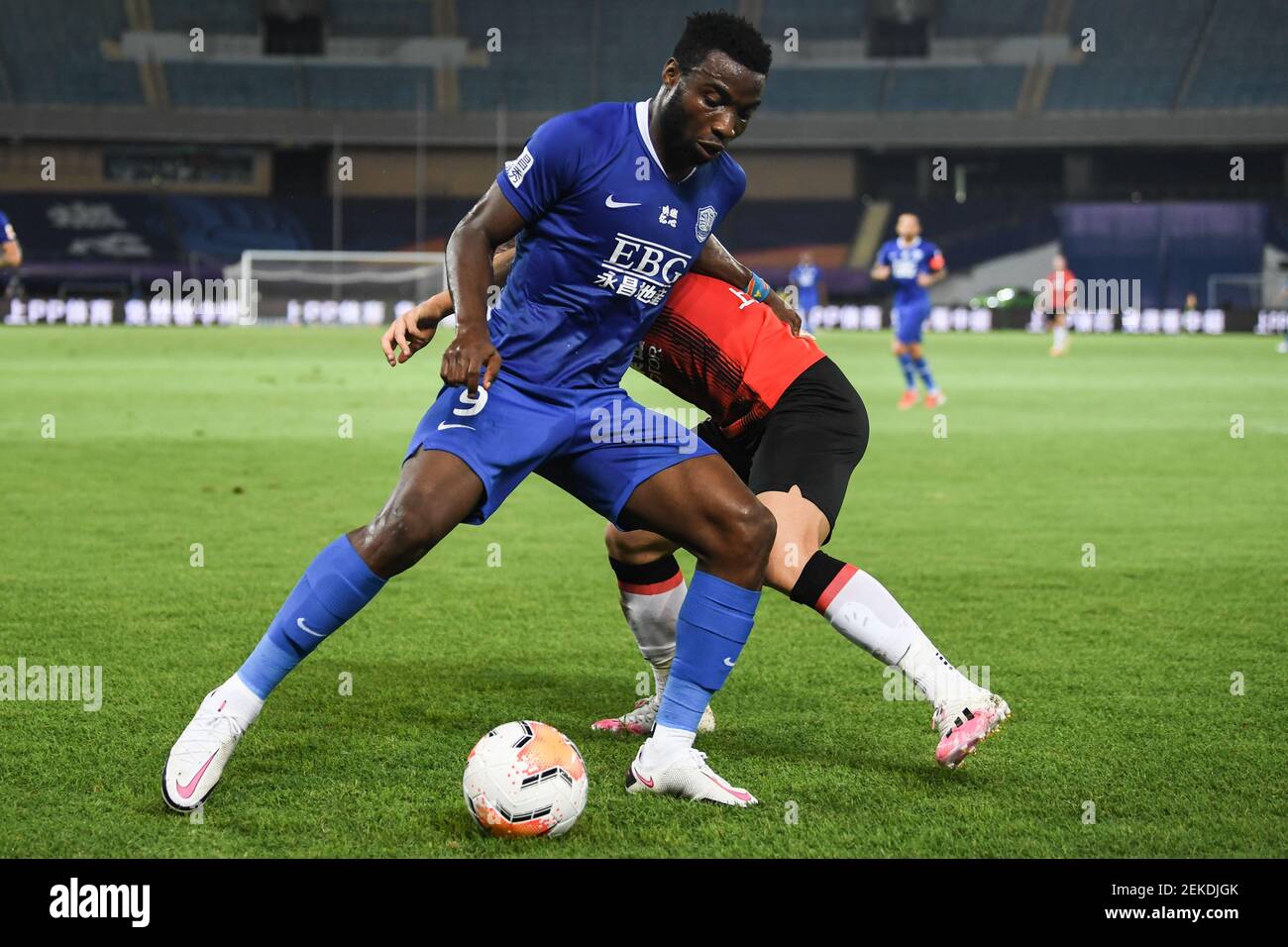 Le joueur de football congolais Oscar Maritu ou Oscar de Shijiazhuang toujours brillant F.C. lutte pour le ballon lors du cinquième tour de la Super League chinoise (CSL) 2020 contre Shanghai SIPG F.C., ville de Suzhou, province de Jiangsu en Chine orientale, 16 août 2020. Shanghai SIPG F.C. et Shijiazhuang toujours Bright F.C. Tie le jeu avec 1-1. Banque D'Images