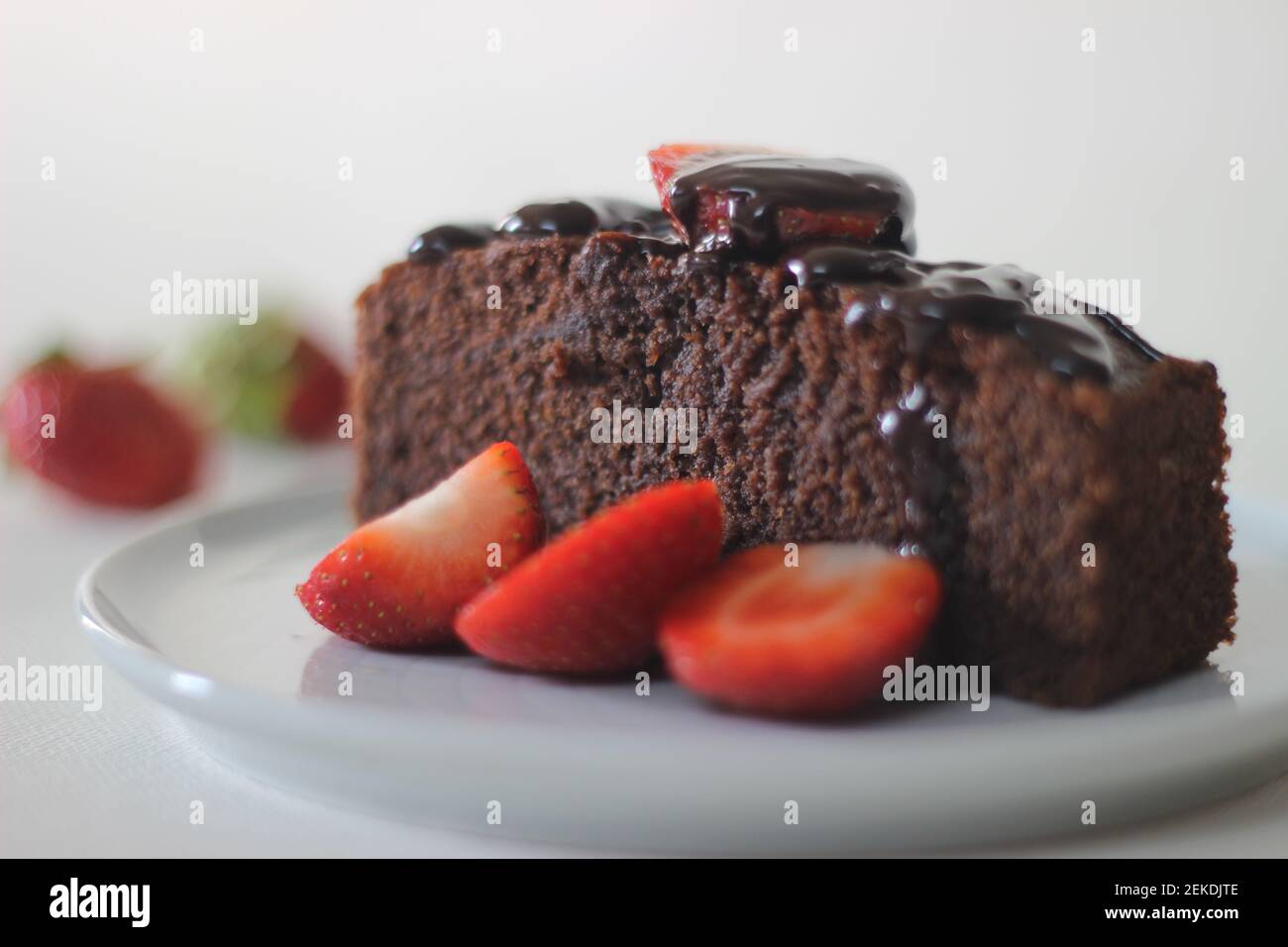 Gateau Au Chocolat Au Millet Un Gateau Au Chocolat Maison Et Sain Fait Avec De La Farine De Millet Au Lieu De Farine Tout Usage Decore D Un Genereux Photo Stock Alamy