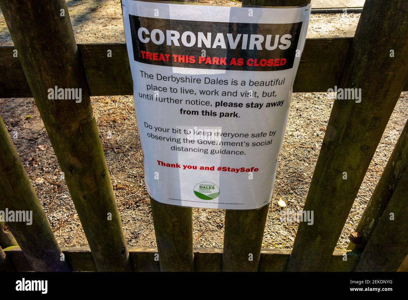 Panneau avertissant les visiteurs de rester à l'écart de Matlock Bath in Le Derbyshire Peak District Angleterre pendant le premier coronavirus national du Royaume-Uni Verrouillage avril 2020 Banque D'Images