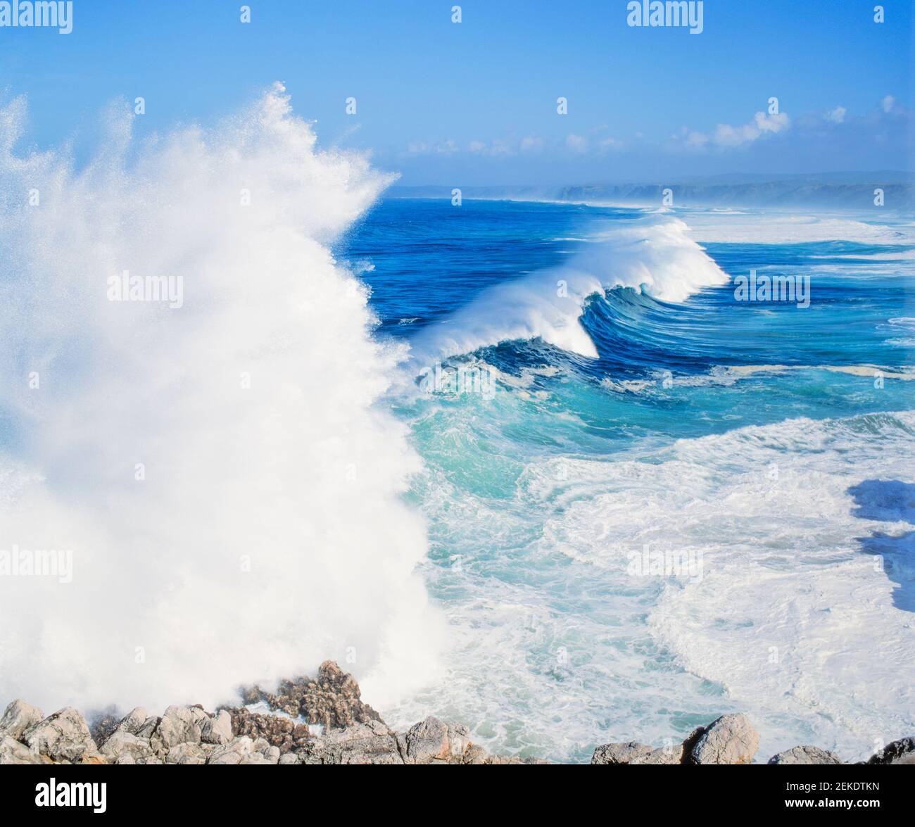 D'énormes vagues se balader vers les vagues de l'océan Atlantique Se brisant sur les rochers de Carrapateira Sud-Ouest Alentejo et Viclentine Parc naturel de la côte Algarve Portugal UE Europe Banque D'Images