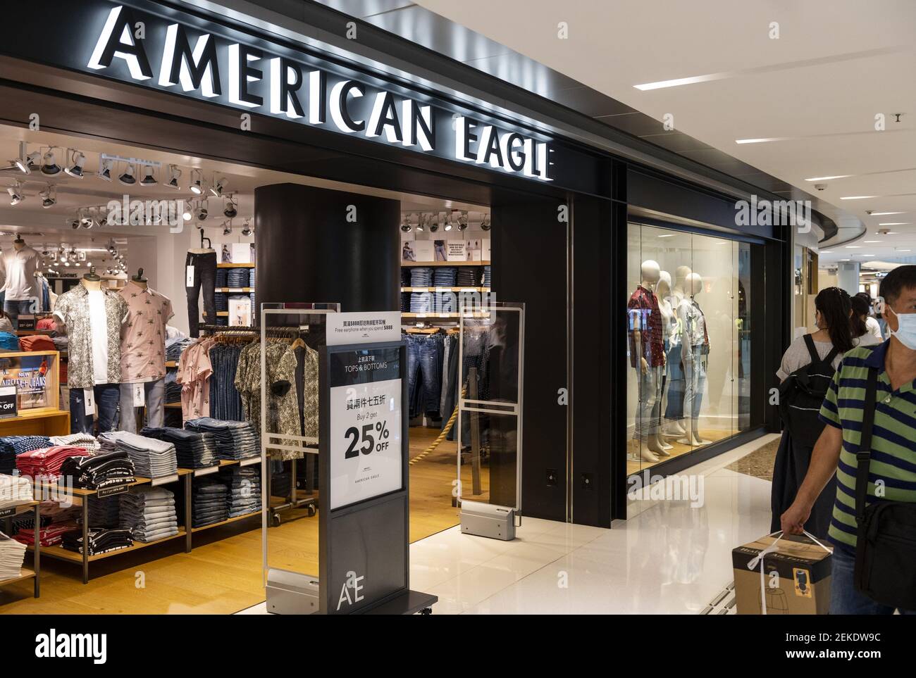 Détaillant américain de vêtements et d'accessoires American Eagle magasin  vu à Hong Kong. (Photo de Budrul Chukrut / SOPA Images/Sipa USA Photo Stock  - Alamy