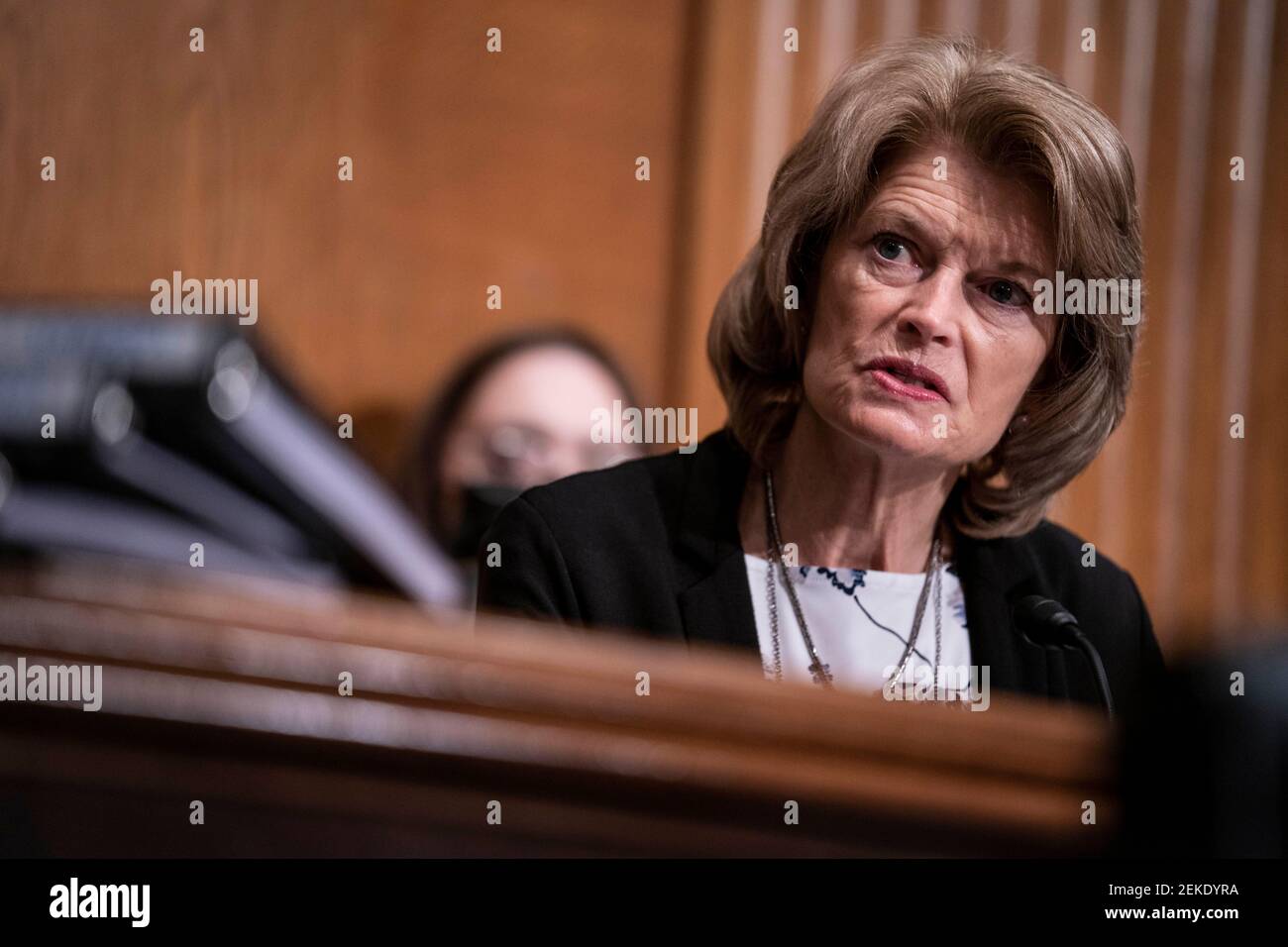 La sénatrice Lisa Murkowski, républicaine de l'Alaska, interroge Xavier Becerra, secrétaire à la Santé et aux Services sociaux (HHS), candidat du président américain Joe Biden, lors d'une audience de confirmation du Comité sénatorial de la Santé, de l'éducation, du travail et des pensions à Washington, DC, États-Unis, le mardi 23 février. 2021. La sélection de Biden pour diriger HHS lui donne un défenseur féroce des causes démocratiques mais sans expérience pratique à la tête d'une agence fédérale massive au milieu d'une crise de santé publique sans précédent. (Photo de Sarah Silbiger/Pool/Sipa USA) Banque D'Images