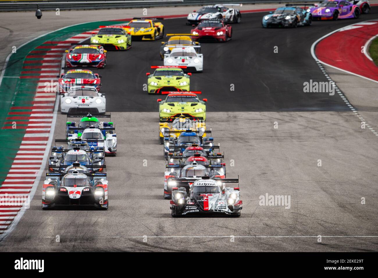 Début de la course, départ, 01 SENNA Bruno (BRA), MENEZES Gustavo (etats-unis), OTAN Norman (FRA), Rebellion R13 Gibson team Rebellion Racing, 07 CONWAY Mike (gbr), KOBAYASHI Kamui (jpn), LOPEZ Jose Maria (arg), Toyota TS050 Hybrid team Toyota Gazoo Racing, action pendant le Mans 1 Star, 2020, le Mans 6 heures de circuit of the Americas, cinquième tour de la saison 2020 du Championnat du monde d'endurance de la FIA du 21 au 23 février à Austin, Etats-Unis - photo Antonin Vincent / DPPI Banque D'Images
