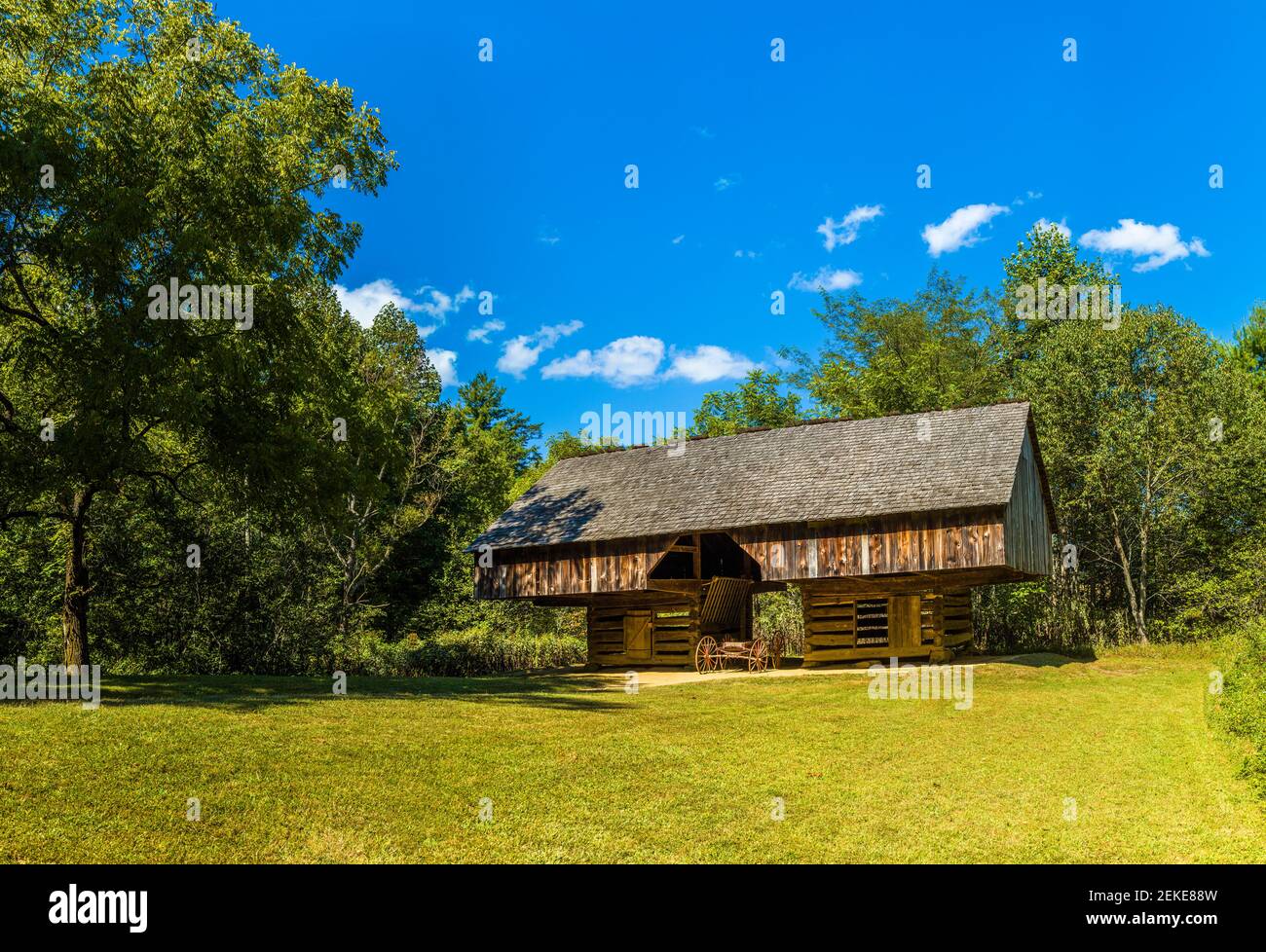 Grange en porte-à-faux au bord d'une forêt verte luxuriante, Tipton place, Cades Cove, parc national des Great Smoky Mountains, Tennessee, États-Unis Banque D'Images