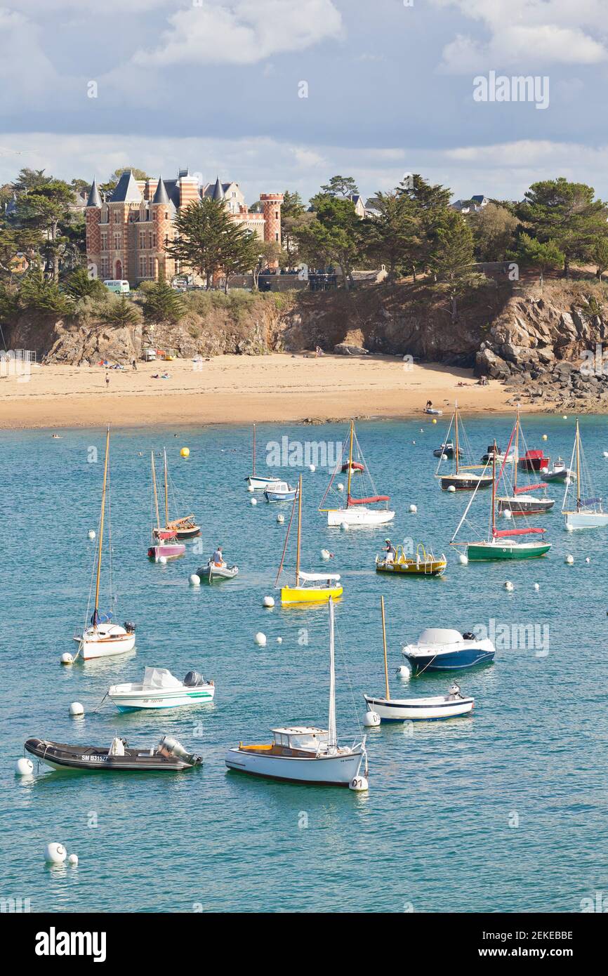 Port de plaisance avec navires et château à Saint-Briac-sur-Mer, Bretagne, Côtes-d'Armor, France Banque D'Images