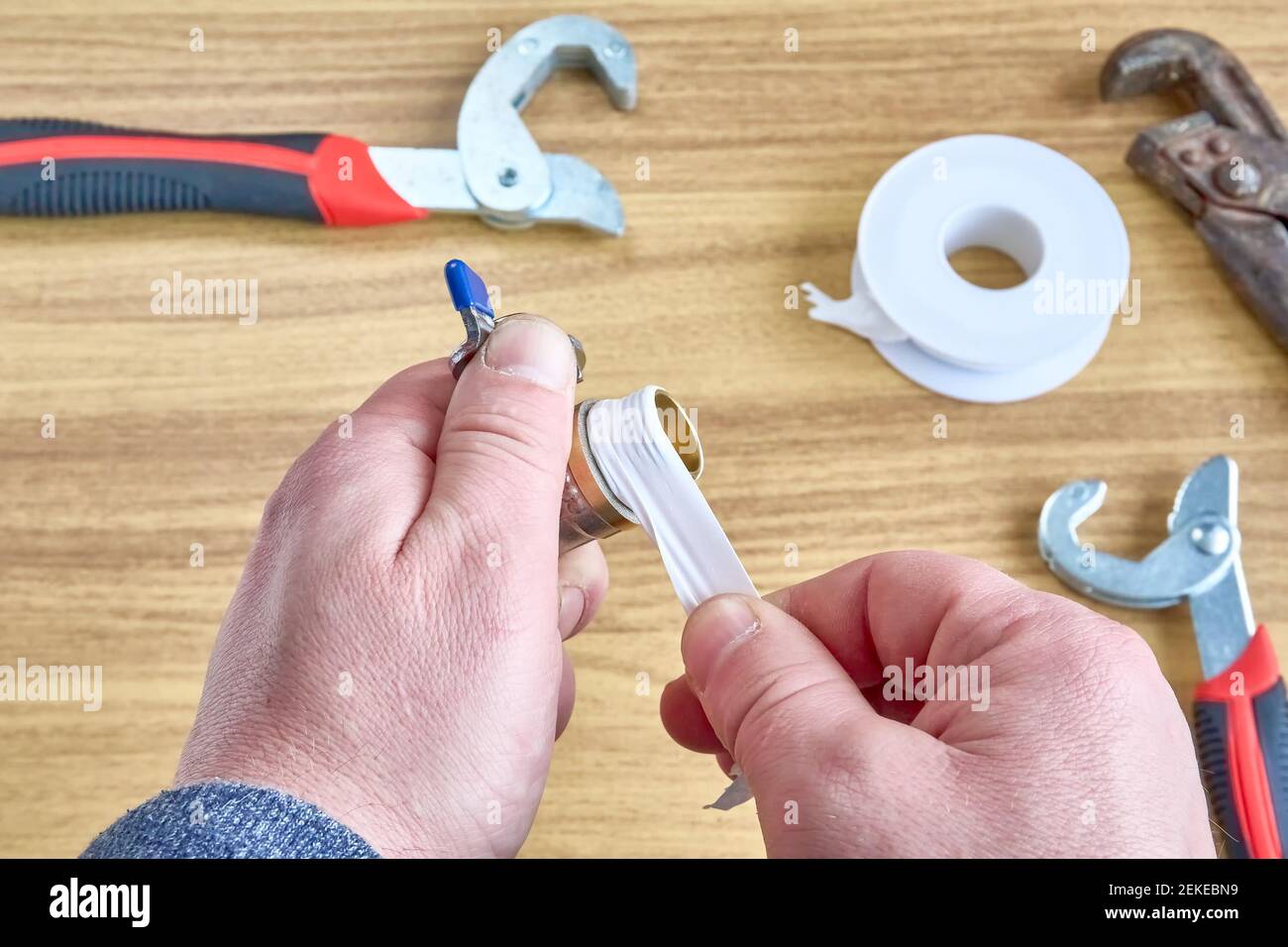 Réparation à l'atelier de bricolage, clés, clapet à bille de flexible de bobine de ruban Banque D'Images