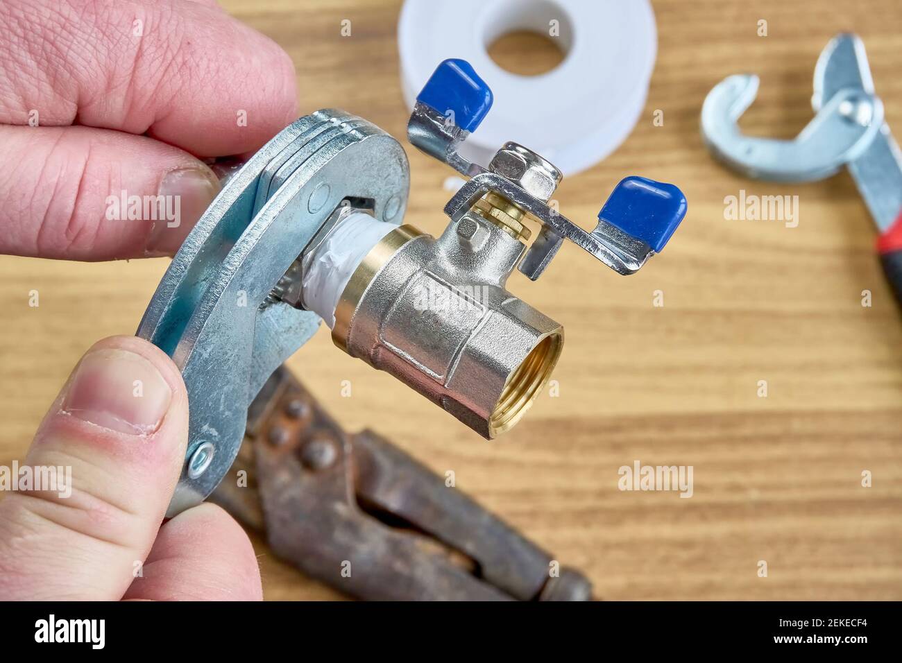 Réparation à l'atelier de bricolage, clés, clapet à bille de flexible de bobine de ruban Banque D'Images