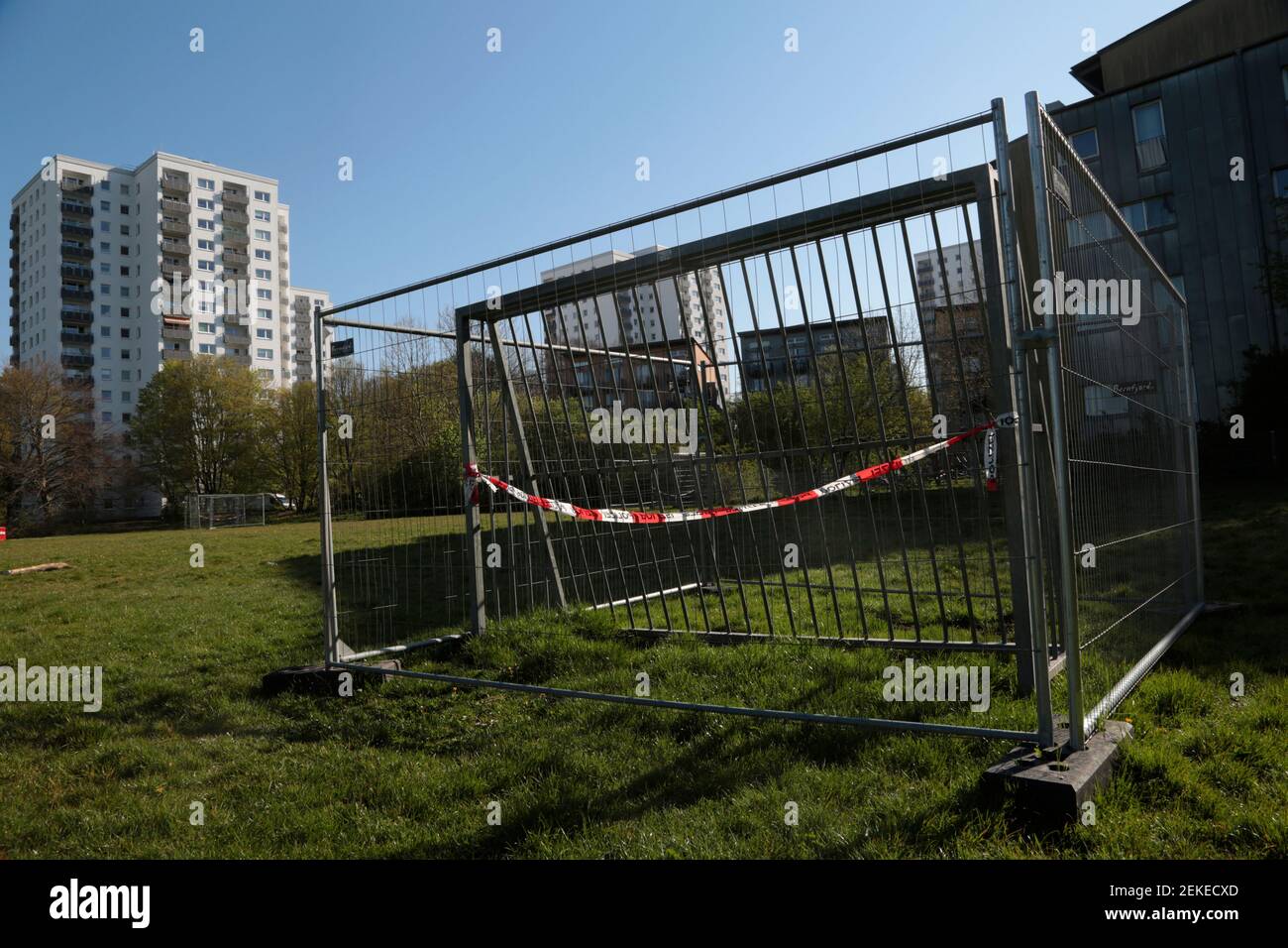 Un but de football bloqué par une crise de corona sur un terrain de jeu dans une zone verte publique à Hambourg, en Allemagne Banque D'Images