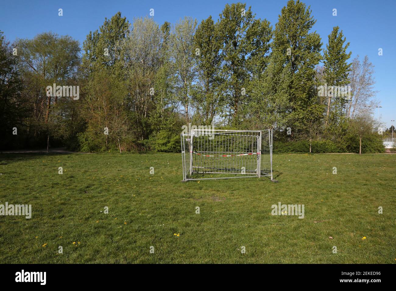Un but de football bloqué par une crise de corona sur un terrain de jeu dans une zone verte publique à Hambourg, en Allemagne Banque D'Images