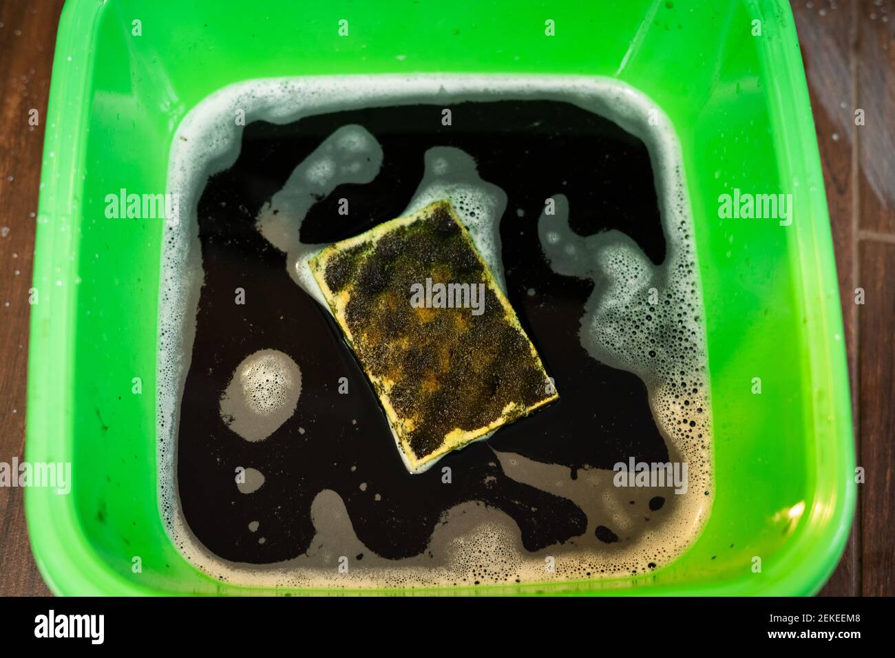 De l'eau après un nettoyage humide dans une pièce très sale Banque D'Images