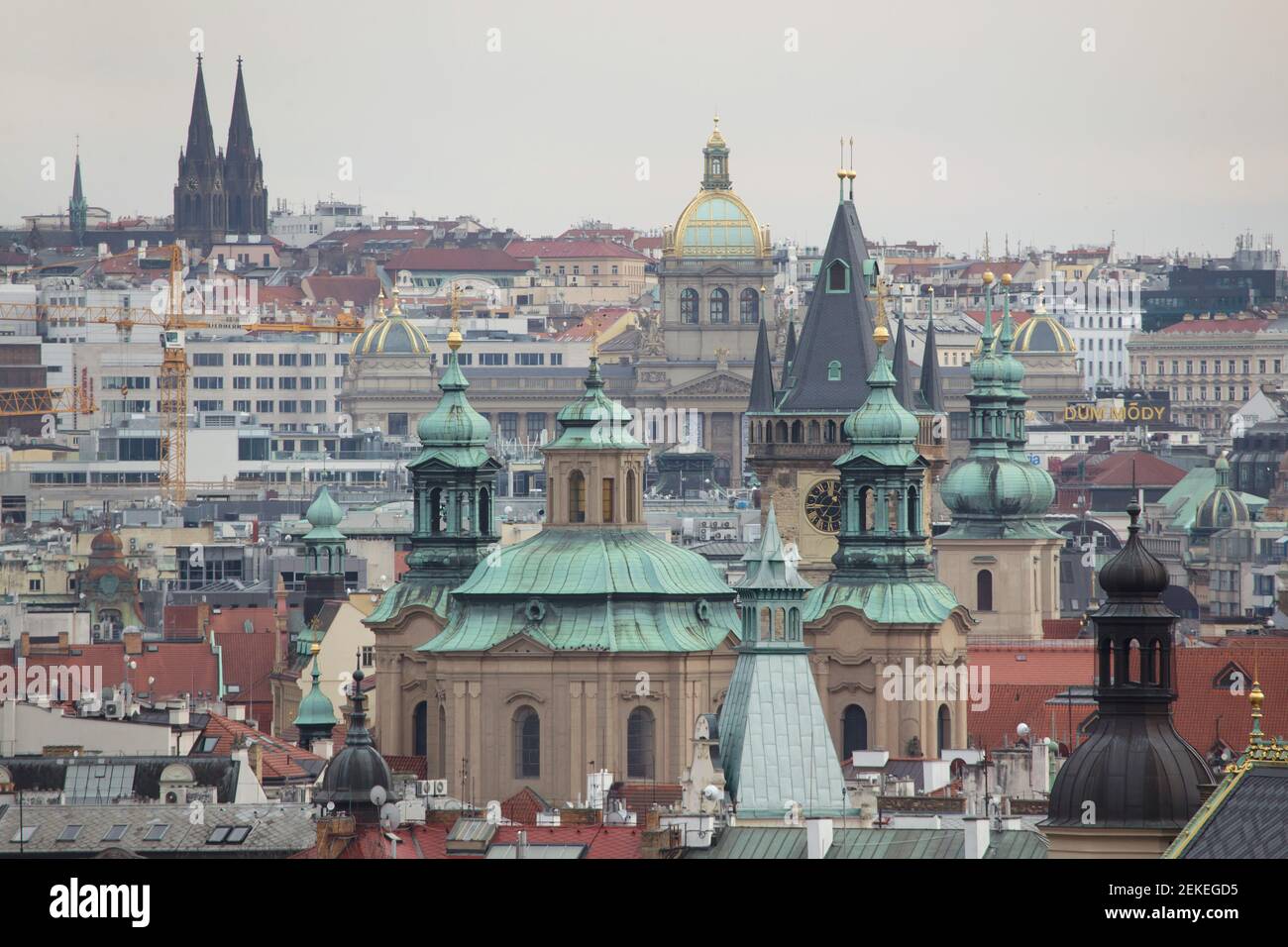 Centre historique de Prague avec l'église SaintNicolas (Kostel svateho Mikuláše) et la vieille