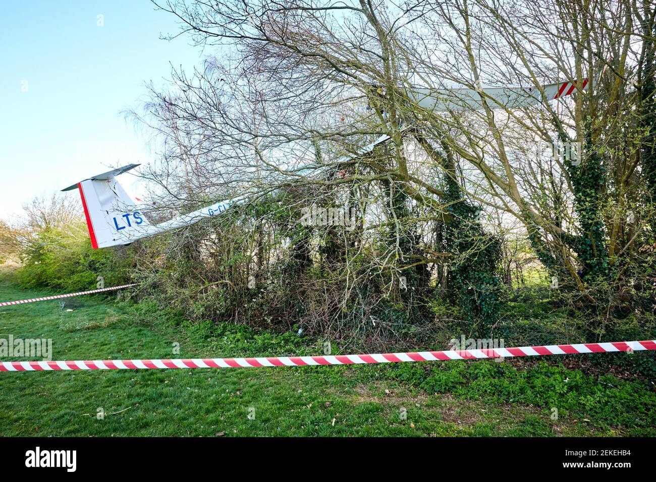 Vue générale d'un planeur Schempp-Hirth Arcus T après qu'il s'est écrasé dans des arbres dans le parc de Cversfield près de Bicester. Le pilote s'est échappé sans être blessé. Banque D'Images