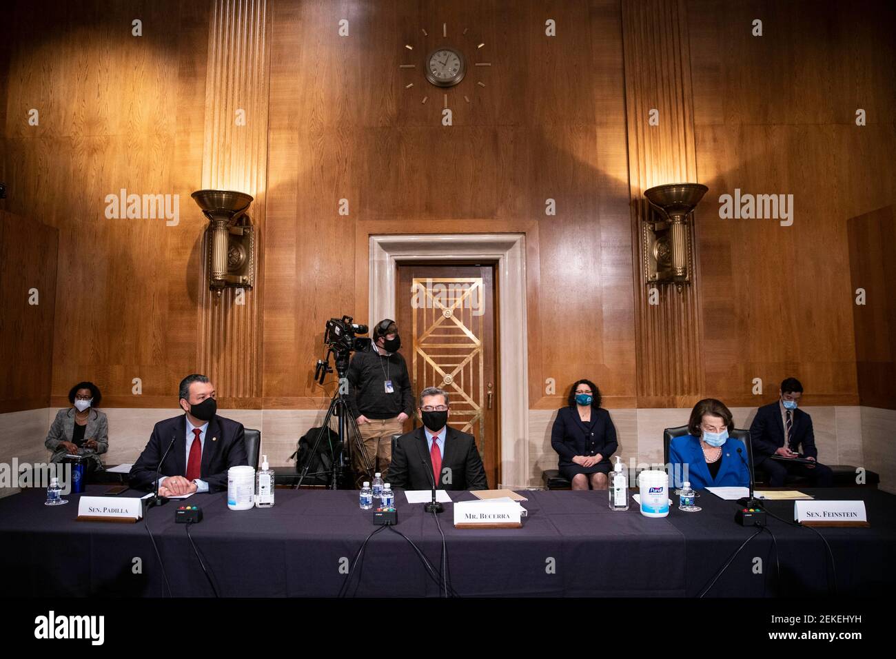 États-Unis le sénateur Alex Padilla (démocrate de Californie), à gauche, Xavier Becerra, secrétaire de la Santé et des Services sociaux (HHS) candidat pour le président américain Joe Biden, centre, Et la sénatrice américaine Dianne Feinstein (démocrate de Californie), comparaissent devant le Comité sénatorial de la santé, de l'éducation, du travail et des pensions à Washington, DC, États-Unis, le mardi 23 février, 2021. La sélection de Biden pour diriger HHS lui donne un défenseur féroce des causes démocratiques mais sans expérience pratique à la tête d'une agence fédérale massive au milieu d'une crise de santé publique sans précédent. Crédit : Sarah Silbiger/Pool via CNP | u Banque D'Images