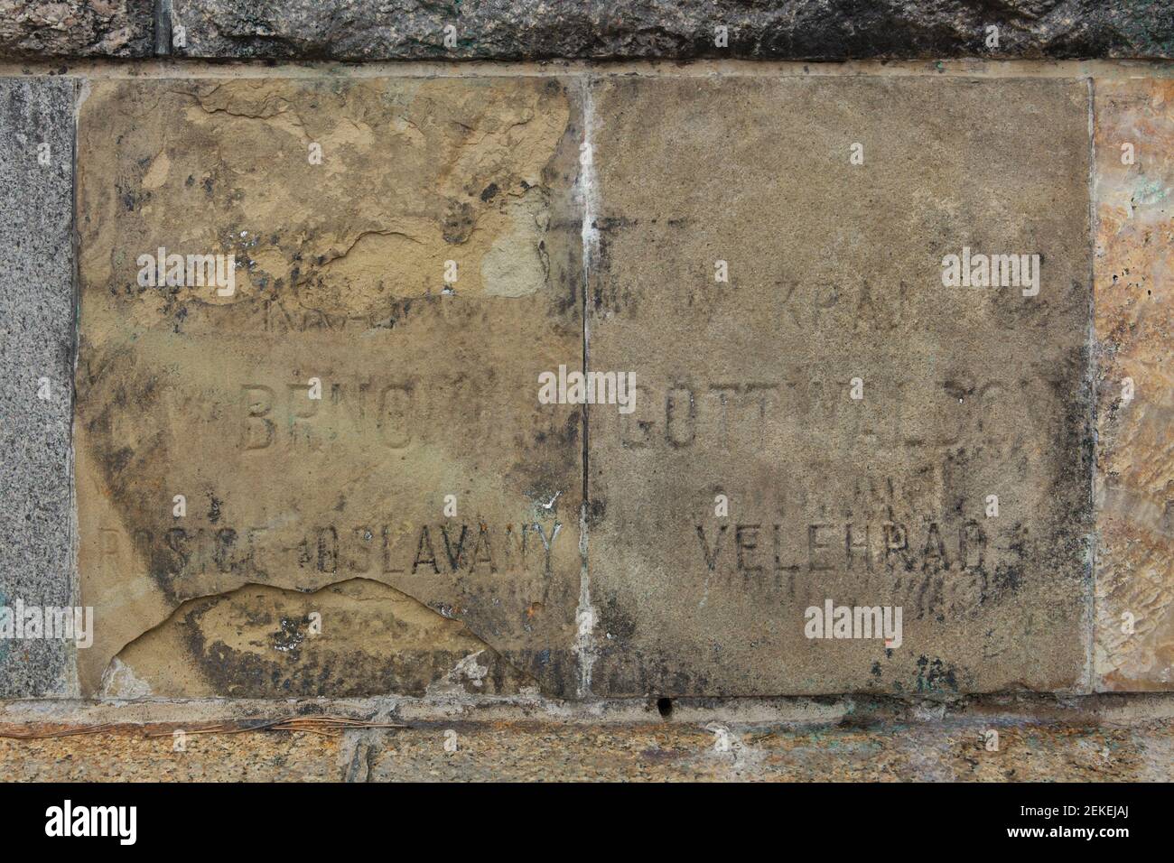 Les pierres de fondation restantes du monument du dictateur soviétique Joseph Staline dans le parc de Letná (Letenské sady) à Prague, République tchèque. La pierre de fondation du bassin de charbon de Rossice-Oslavany près de Brno, République Tchèque (L) et la pierre de fondation de Velehrad dans la région de Gottwaldov, aujourd'hui région de Zlín, République Tchèque (R) sont représentées sur la photo. Banque D'Images