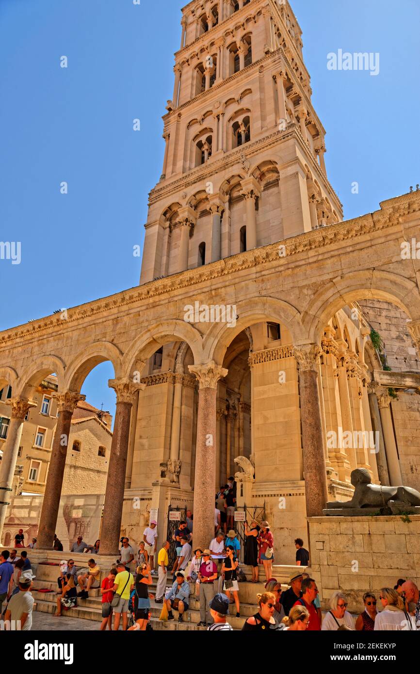 Cathédrale Saint-Domus Belfry au Palais de l'enclave de Dioclétien à Split, Croatie. Banque D'Images