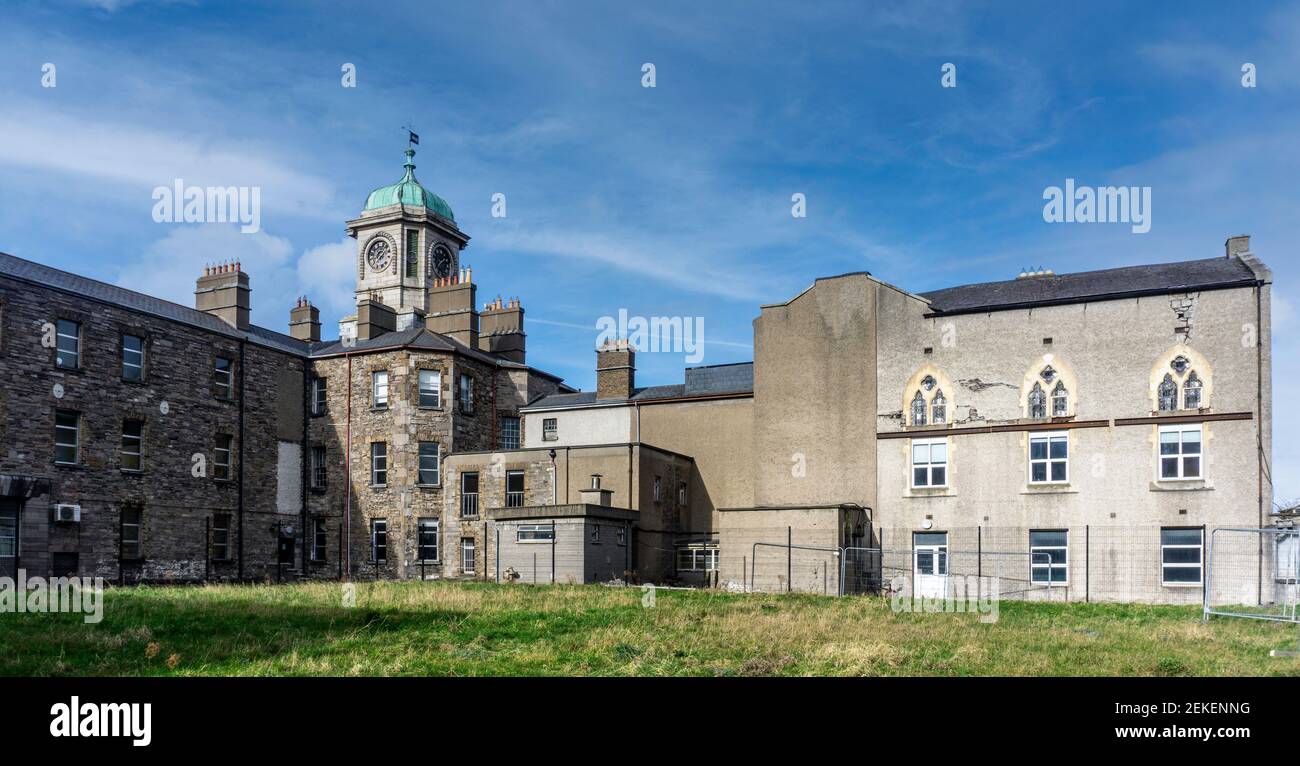 L'arrière de l'un des principaux bâtiments de l'Université technologique de Dublin à Grangegorman, Dublin, Irlande. Anciennement un bureau administratif HSE. Banque D'Images