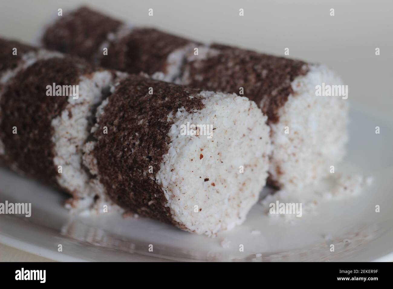 Gateau De Millet A La Vapeur Fait Avec De La Farine De Millet Combinee Avec Du Cocon Rape Et Cuit A La Vapeur Dans Un Recipient Special Il Est Egalement Appele Ragi Gateau De Millet A La Vapeur Fait Avec De La Farine De Millet Combinee Avec Du Cocon Rape Et Cuit A La Vapeur Dans Un Recipient Special Il Est Egalement Appele Ragi