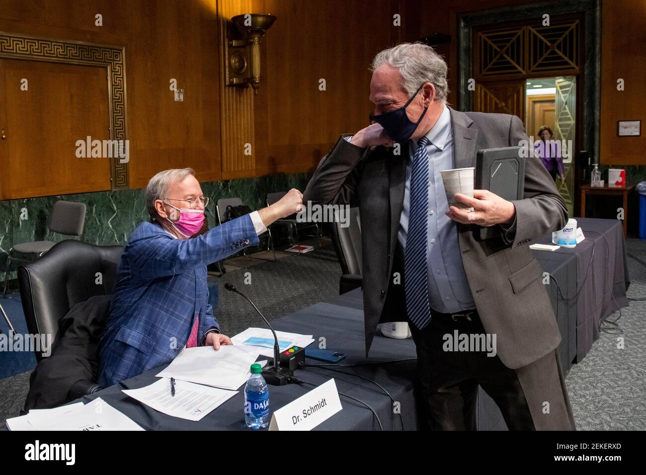 Le Dr Eric E. Schmidt, cofondateur de Schmidt futures, à gauche, est accueilli par le sénateur américain Tim Kaine (démocrate de Virginie) avant une audience du Comité sénatorial sur les services armés pour examiner les technologies émergentes et leur impact sur la sécurité nationale, dans le bâtiment Dirksen du Bureau du Sénat à Washington, DC, le mardi 23 février, 2021. Crédit : Rod Lamkey / CNP | utilisation dans le monde entier Banque D'Images