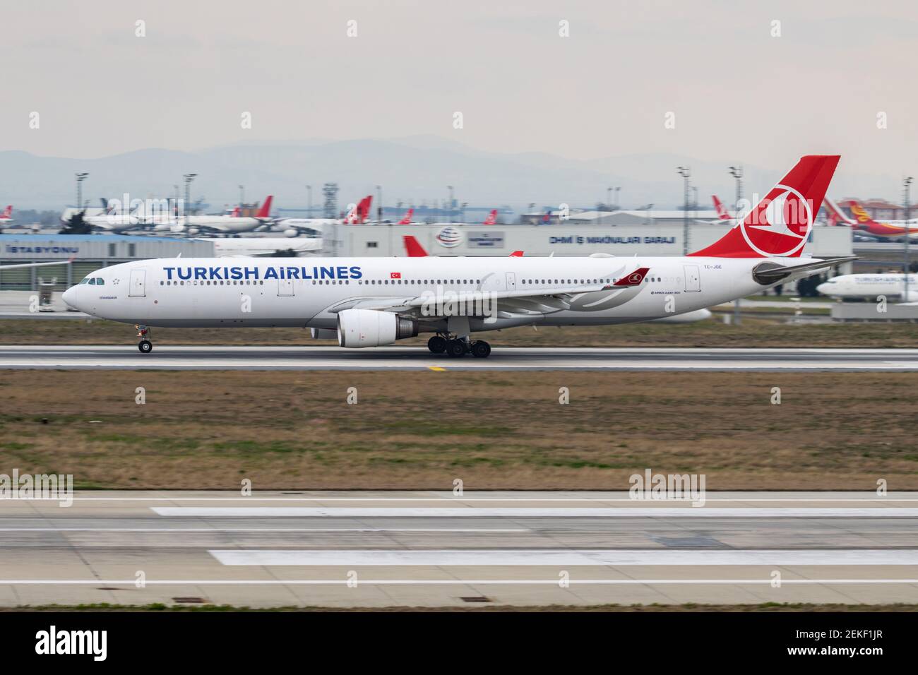 Turkish Airlines Airbus A330-300 TC-JOE départ de l'avion passager à Istanbul Aéroport Atatürk Banque D'Images Turkish Airlines Airbus A330-300 TC-JOE départ de l'avion passager à Istanbul Aéroport Atatürk Banque D'Images