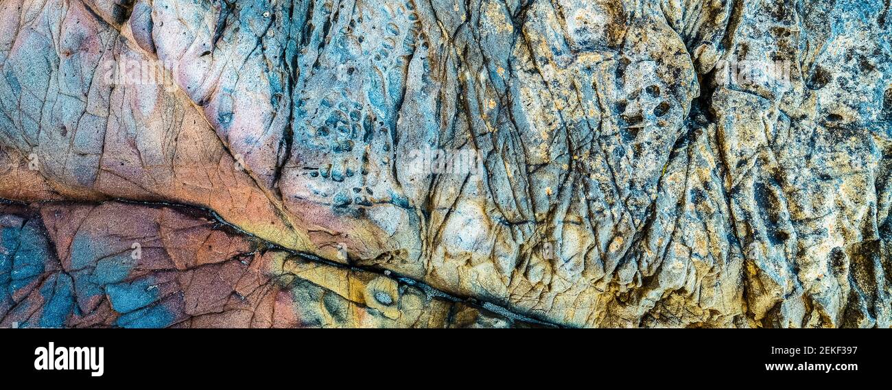 Formation de roches colorées, plage de Garrapata, parc national de Garrapata, Carmel, comté de Monterey, Californie, États-Unis Banque D'Images