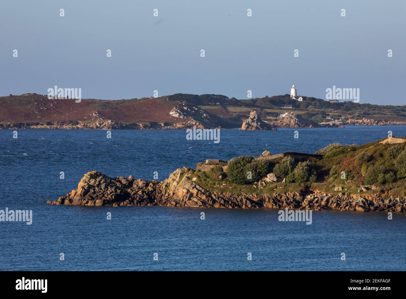 St Mary's; en regardant St Agnes forment la garnison; îles de Scilly; Royaume-Uni Banque D'Images