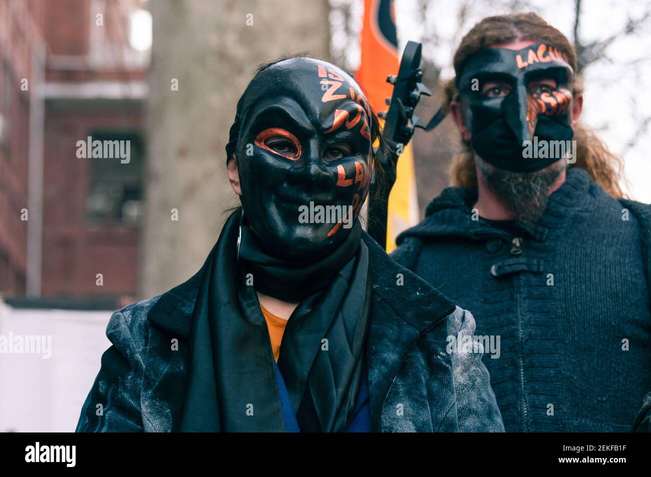 Les acteurs portant des masques de scène pendant la démonstration. Les travailleurs du divertissement ont organisé une manifestation nationale et un communiqué de presse contre la fermeture de leurs activités pendant la première année de la pandémie Covid-19 en Italie, demandant un plan national de réorganisation de leurs activités. Banque D'Images