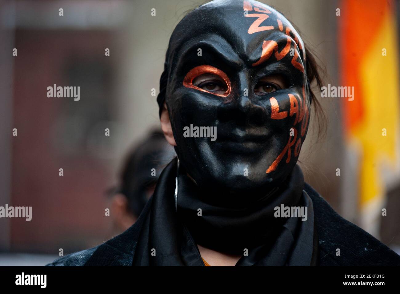 Un acteur portant un masque de scène pendant la démonstration. Les travailleurs du divertissement ont organisé une manifestation nationale et un communiqué de presse contre la fermeture de leurs activités pendant la première année de la pandémie Covid-19 en Italie, demandant un plan national de réorganisation de leurs activités. Banque D'Images