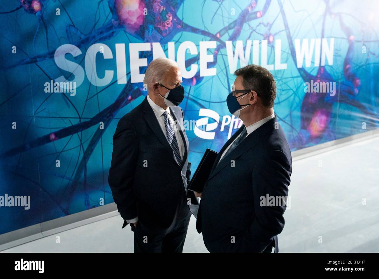 Joe Biden, président américain, s'entretient avec Albert Bourla, PDG de Pfizer lors d'une visite à l'usine de fabrication de vaccins COVID-19 le 19 février 2021 à Kalamazoo, Michigan. Banque D'Images