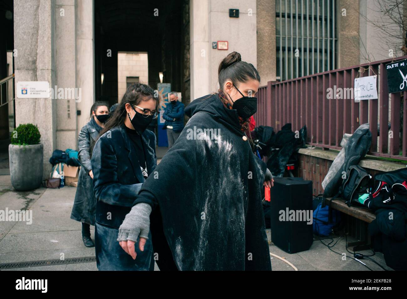 Actrices se prépare à une performance pendant la démonstration. Les travailleurs du divertissement ont organisé une manifestation nationale et un communiqué de presse contre la fermeture de leurs activités pendant la première année de la pandémie Covid-19 en Italie, demandant un plan national de réorganisation de leurs activités. Banque D'Images